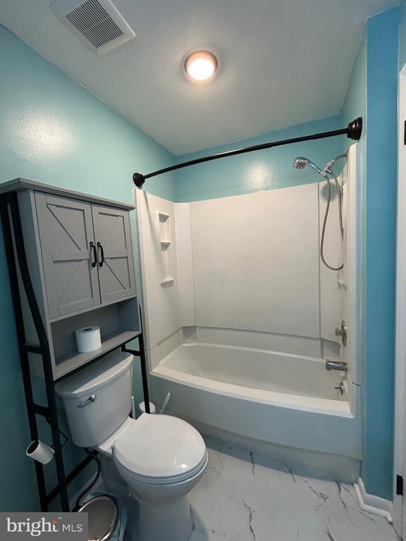 Building Photo - 3223 Valley Dr