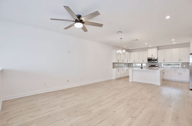 Building Photo - Stunning 2/2 Modern Townhome with a Bonus ...