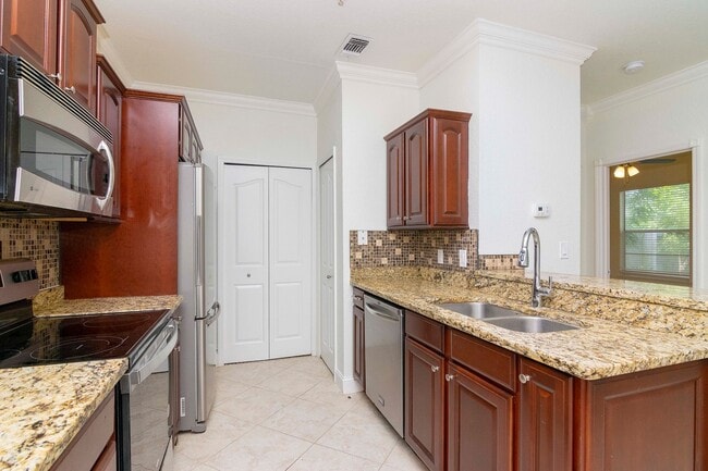 Building Photo - Remodeled and Upgraded -2nd Floor - 1 Bed 1 Bath Condo For Lease
