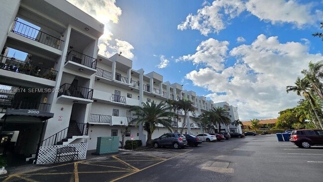 Building Photo - 3000 Sunrise Lakes Dr W