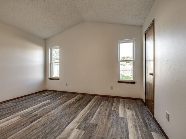 Building Photo - Move in discount / $800 first month rent