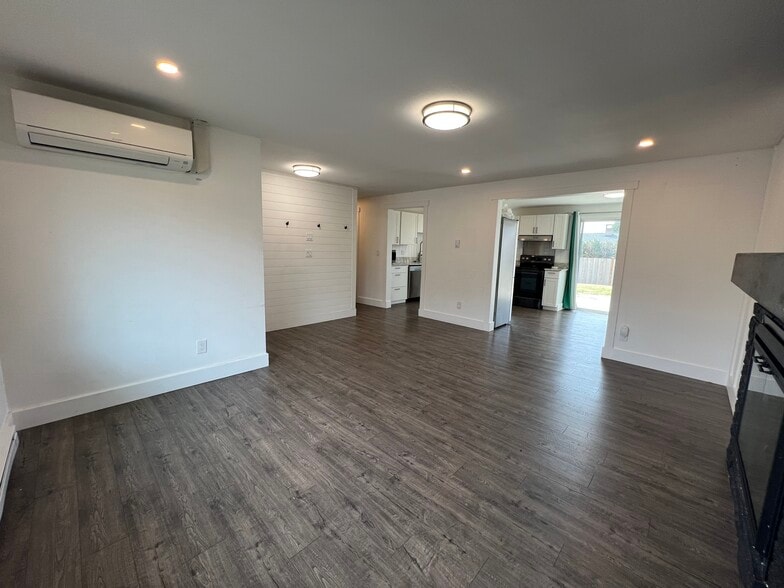 Building Photo - 5326 Green Hills Ave NE