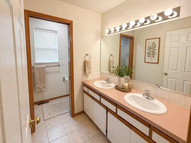 Building Photo - 42 E Hastings Rd