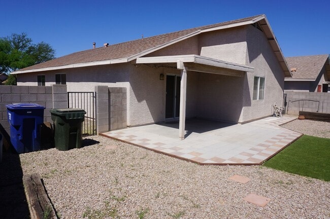 Building Photo - Great 4Bdm 2Ba single story home near U of A!