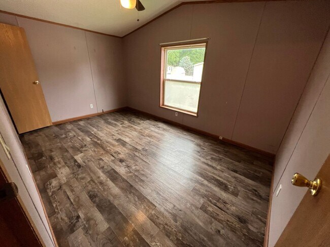 Building Photo - 3 Bedroom 2 Bath Updated Mobile Home with ...