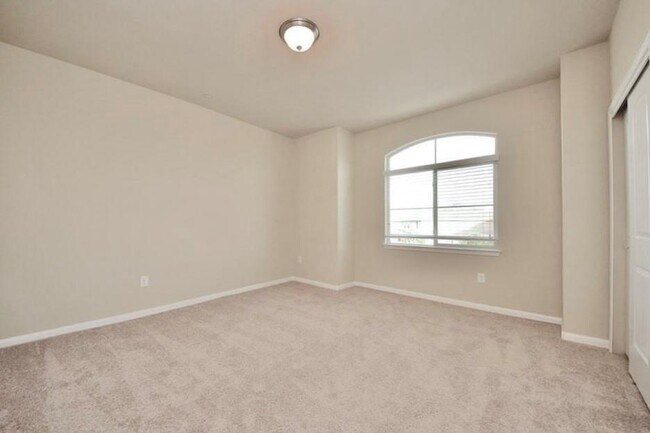 Building Photo - 2880 Donnell Dr