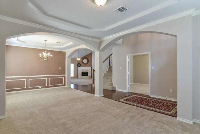 Building Photo - Large Mansfield High Home Centrally Located