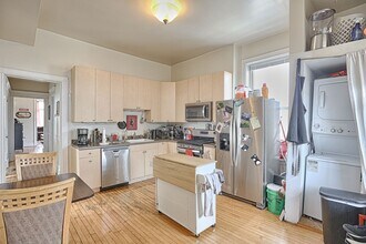 Building Photo - HUGE TOP FLOOR 3Bed/2Bath in Logan Square! In-Unit Laundry! Central Air! Large Private Deck!