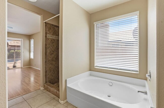 Building Photo - 1295 N Blackstone Dr