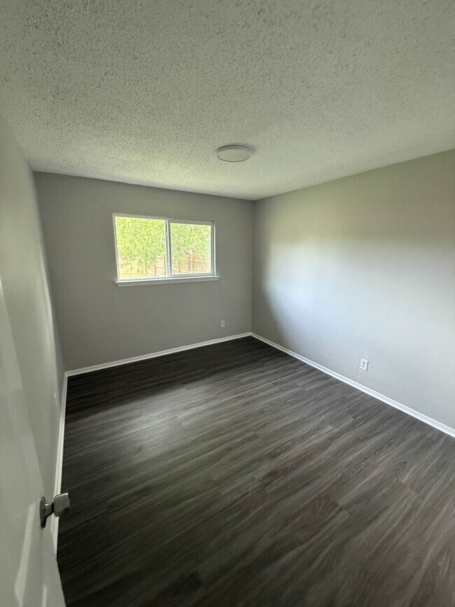 Building Photo - 6800 Bryonwood Dr
