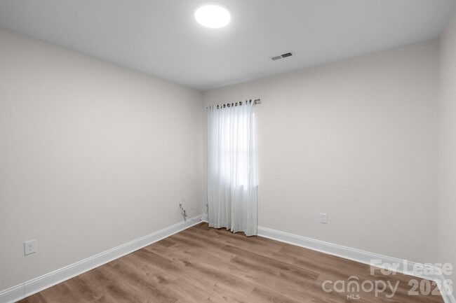 Building Photo - 812 E 18th St