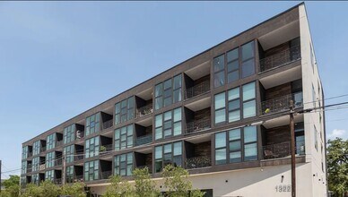 Building Photo - Stunning One bedroom/One bath Condo Locate...