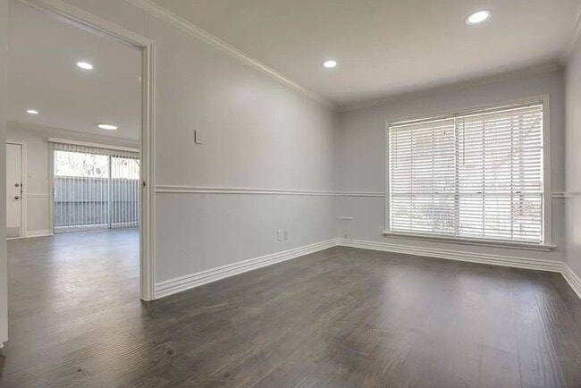 Building Photo - Conveniently located condo in Dallas