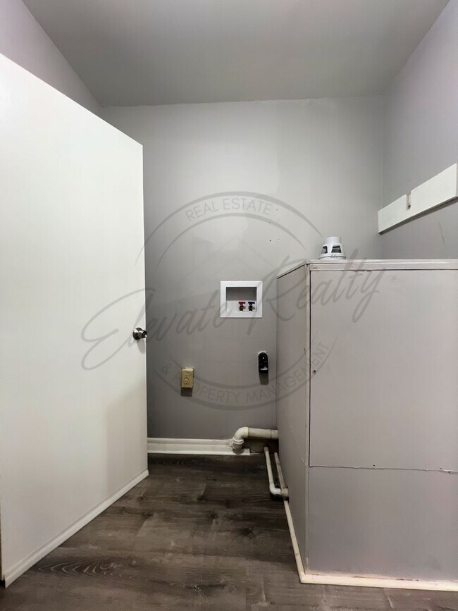 Building Photo - Bright and Airy Second-Floor Apartment wit...
