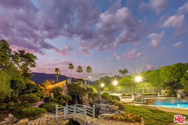 Building Photo - 1047 E Pomello Dr