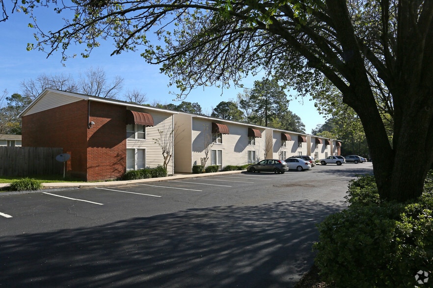 Primary Photo - Castlewood Apartments