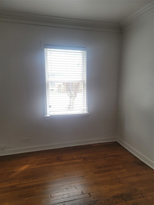 Building Photo - 1920 Binz St