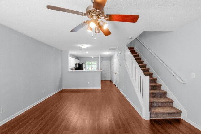 Building Photo - Charming 2-Bedroom Townhome in Prime Locat...