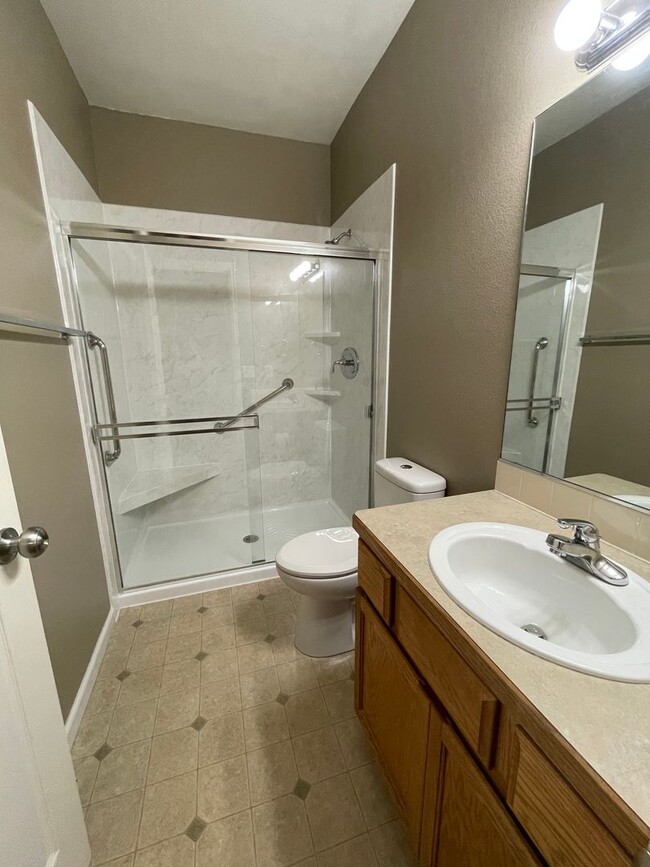 Building Photo - Charming Main Floor Condo in Water Valley