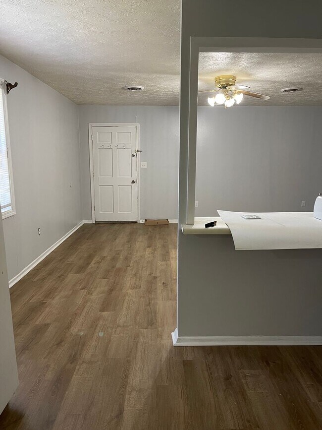 Building Photo - 2 bedroom/1 bath Westside Duplex!