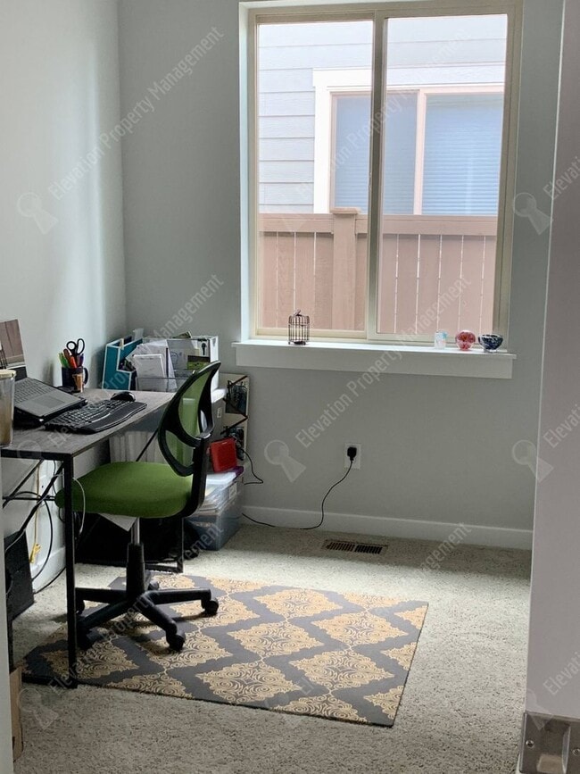 Building Photo - Beautiful 3 BR single-level UNFURNISHED home in SW Redmond!