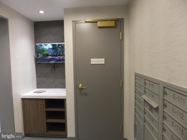 Building Photo - 1650 Oakwood Dr