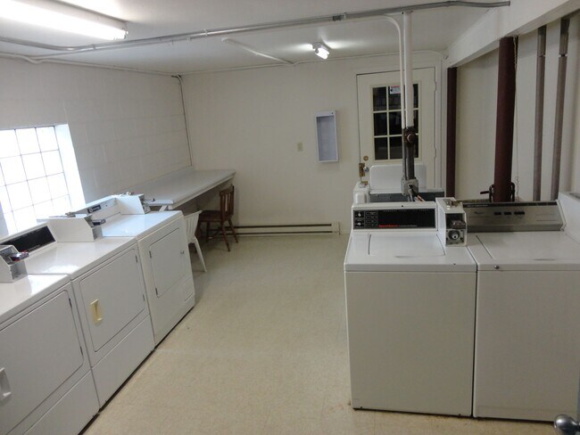 Building Photo - Large 2 bedroom 1 bath with balcony and ga...
