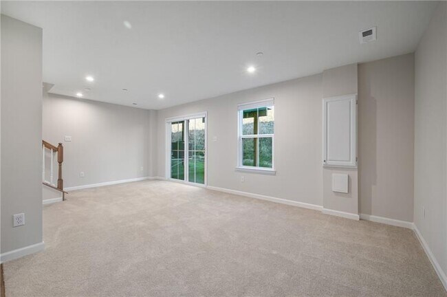 Building Photo - 204 Scenic Dr