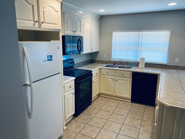 Building Photo - 19 Cedaridge Dr