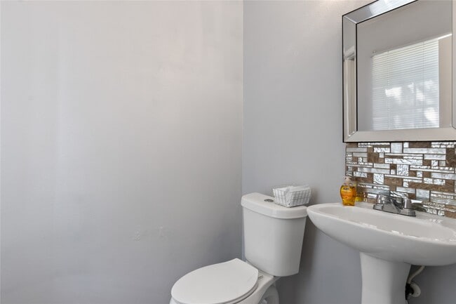 Building Photo - 5815 Clerkenwell Dr
