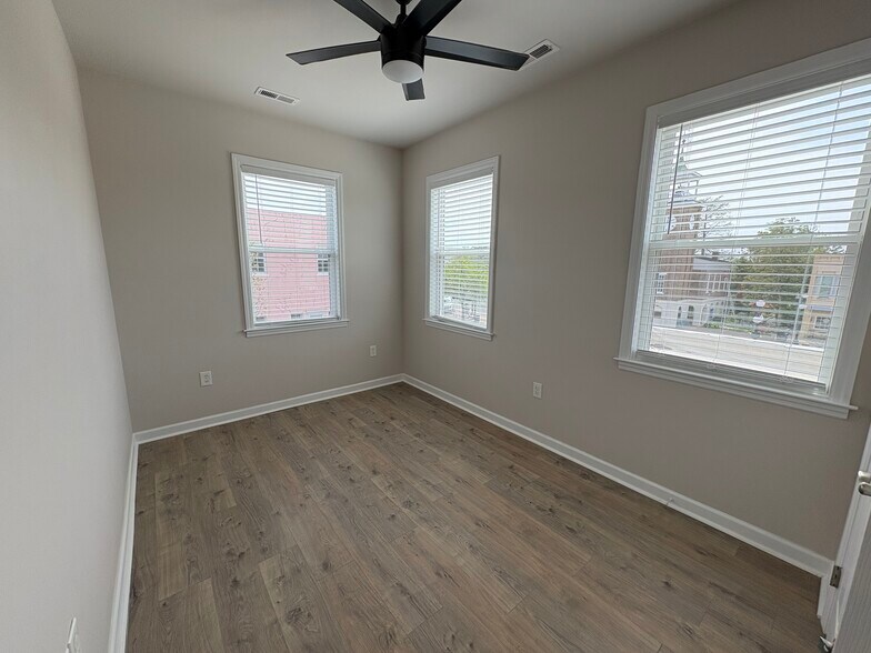 Building Photo - 107 Screven St