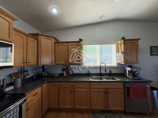 Building Photo - 844 Tori Cir