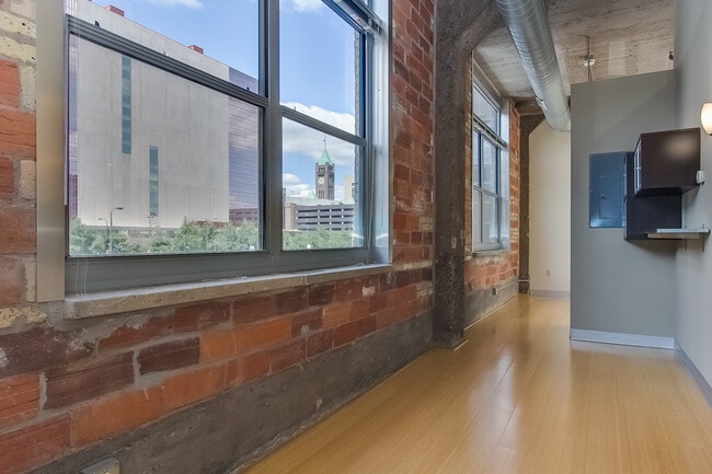 Building Photo - 521 S 7th St