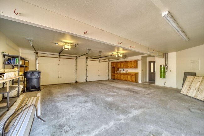 Building Photo - Beauty on Bowstring Drive