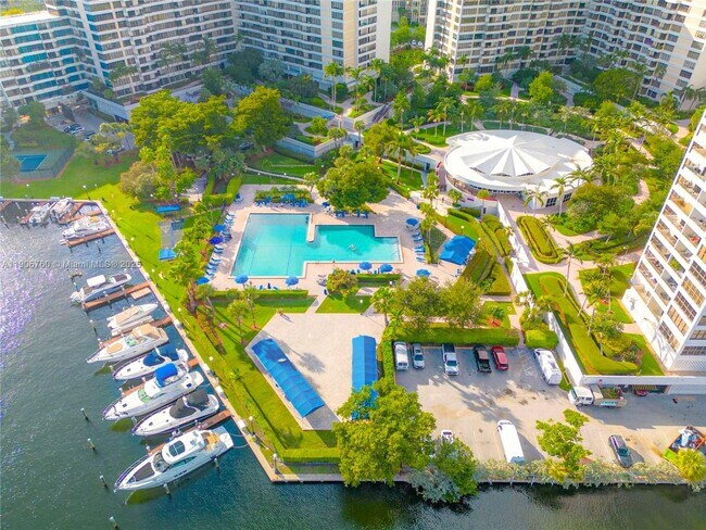 Building Photo - 2500 Parkview Dr