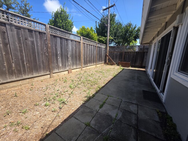 Building Photo - 3360 Los Prados St