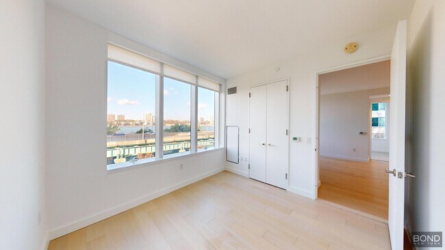 Building Photo - 400 W 61st St