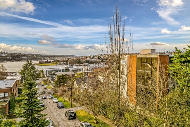 Building Photo - 1 Bedroom 1 Bathroom Eastlake Condo W/ Stunning Views