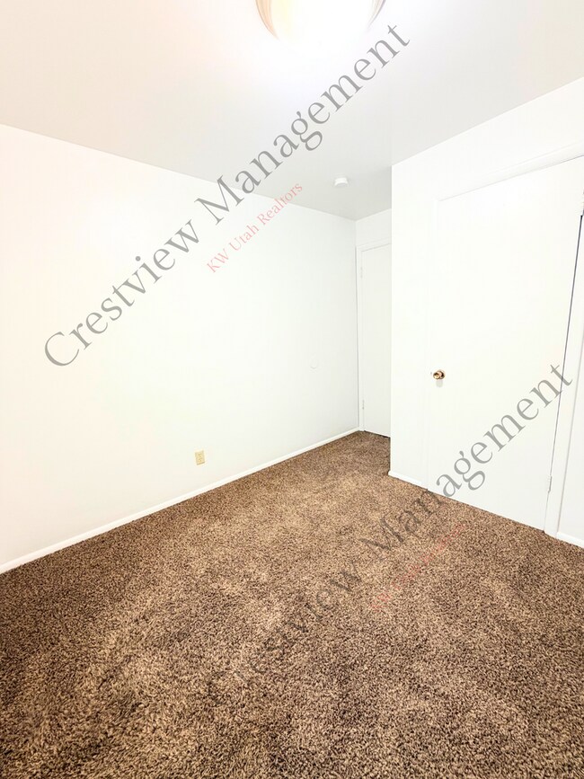 Building Photo - 549 Stringham Ave