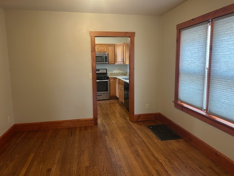 Building Photo - 2624 Woodlawn Ave