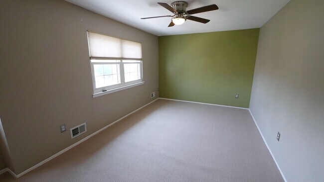 Building Photo - End Unit Townhouse with Full Basement 2BR ...