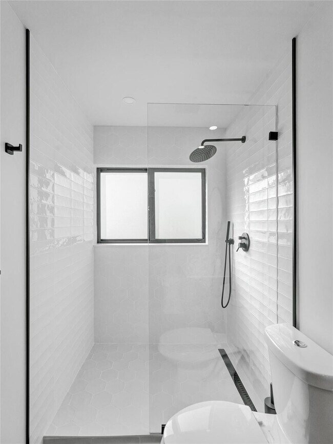 Building Photo - 5501 NE 18th Terrace