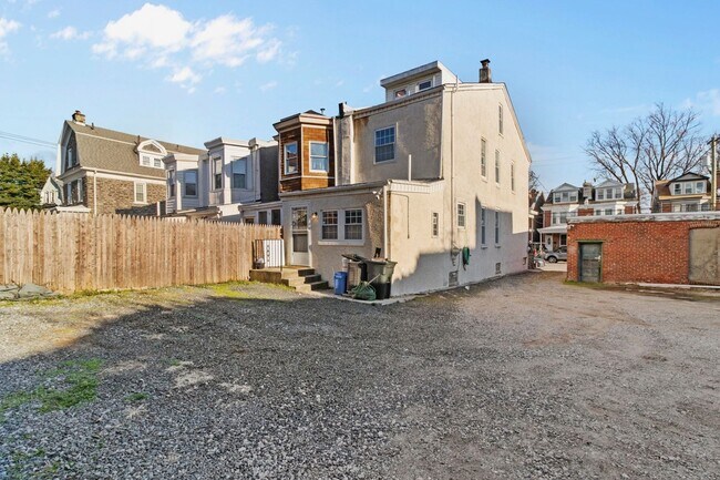 Building Photo - 3 bed 3bath