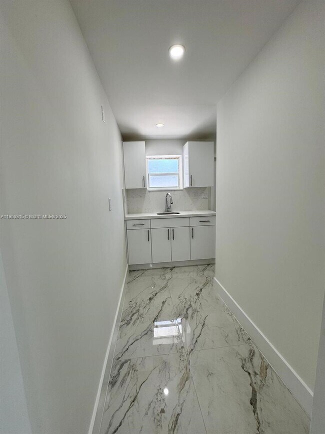 Building Photo - 11000 SW 47th Terrace