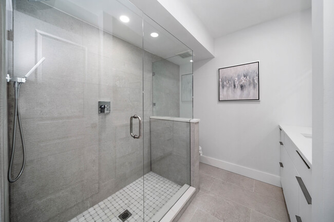 Guest bath - 505 Brackenwood Pl