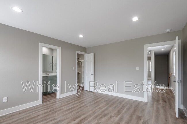 Building Photo - 250 N Shady Oaks Dr