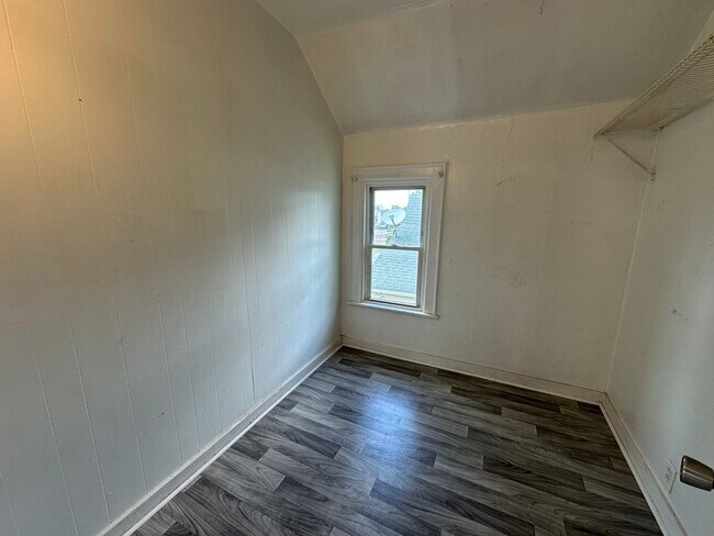 Building Photo - 1065 Caulfield Ave SW