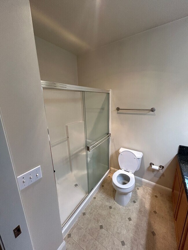 Building Photo - 2B, 2BA Top-Floor condo in South Renton wi...