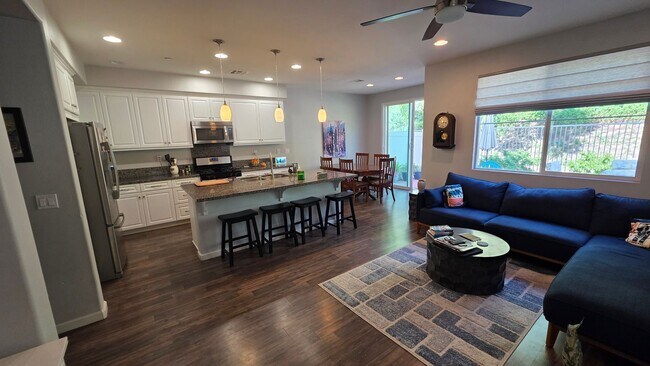 Building Photo - GORGEOUS TOWNHOME IN THE HEART OF SOUTH TEMECULA!