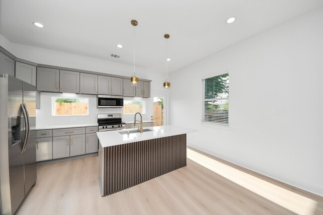 Building Photo - 8601 Amadwe St